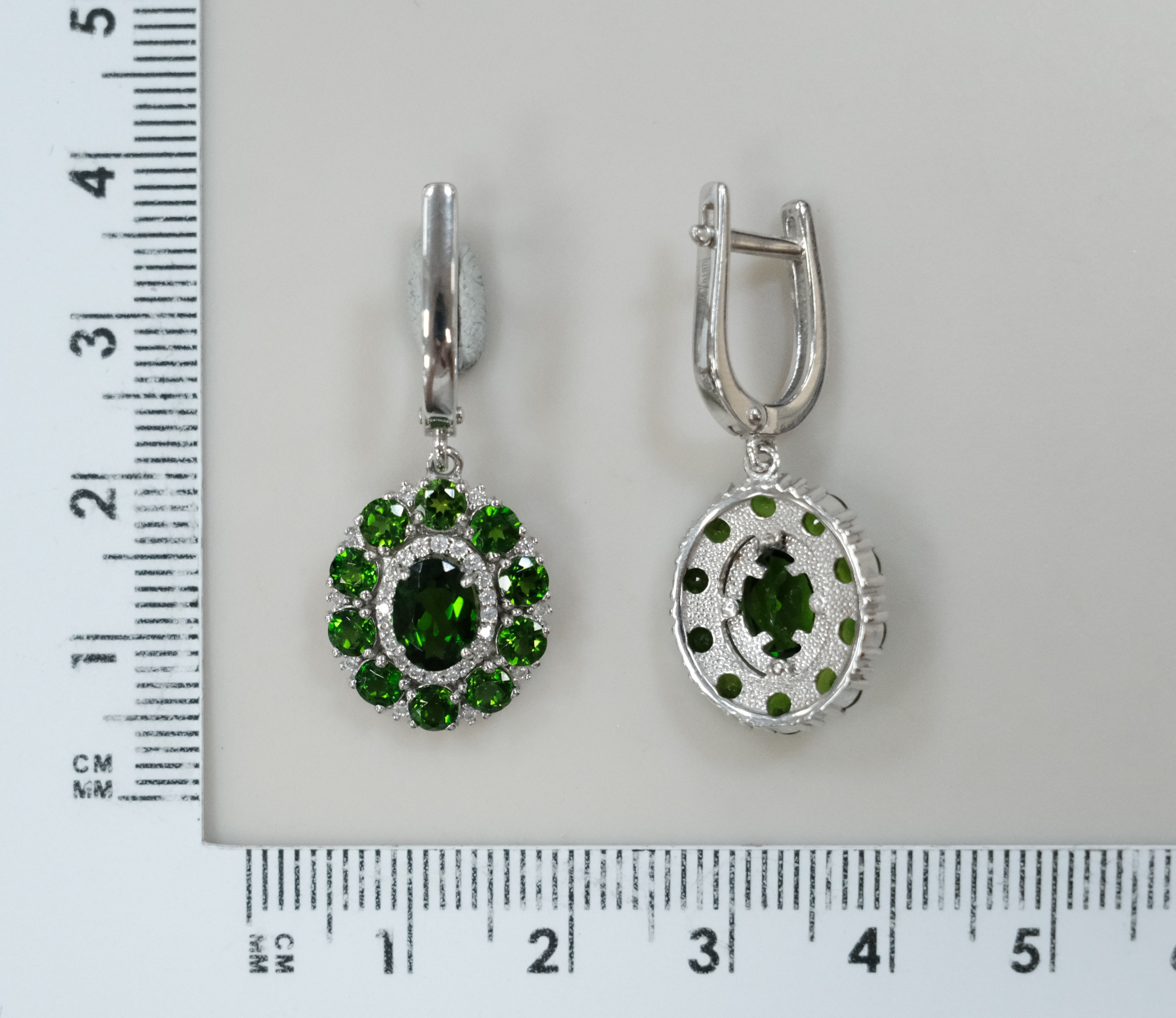 Серебряные серьги с хромдиопсидами